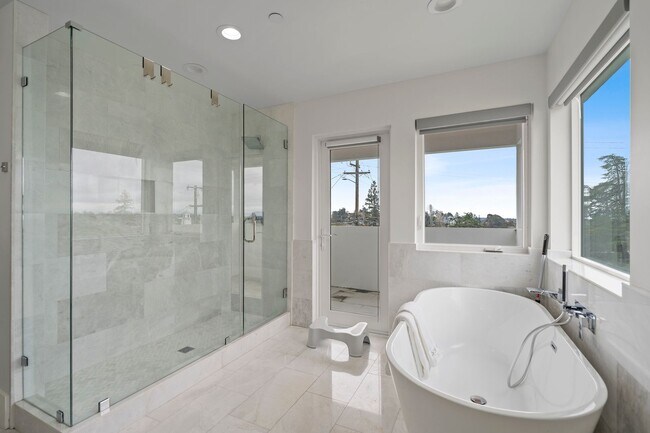 Building Photo - Stunning 4/3 in the Oakland Hills