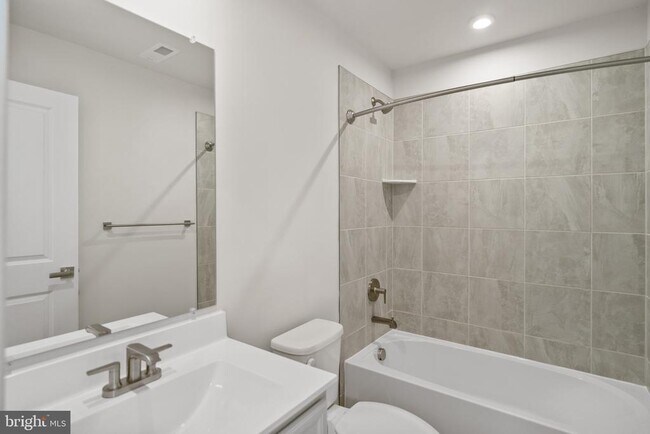 Building Photo - 734 Watts St