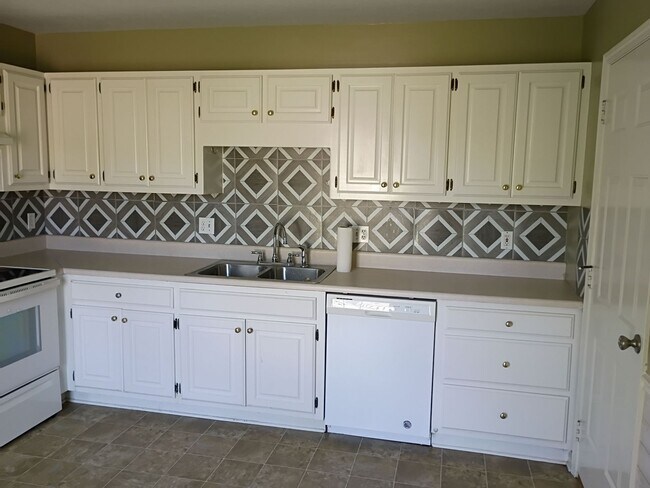 Building Photo - 119 Autumn Cove