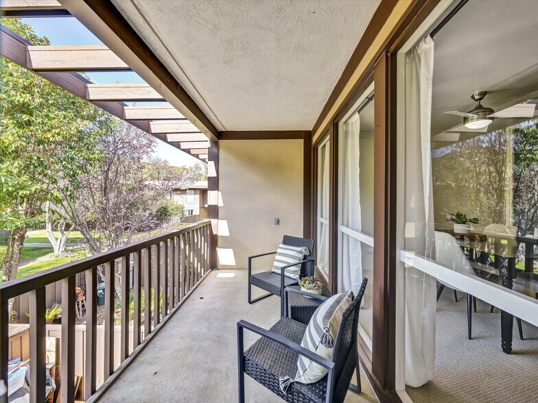 Large Balcony - 38 Surrey Ln