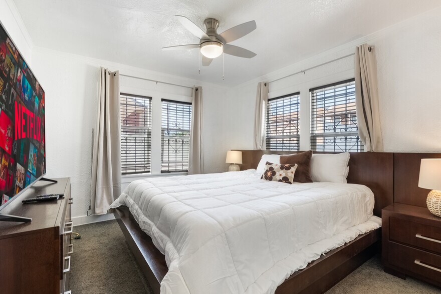 Building Photo - 2509 W 73rd St