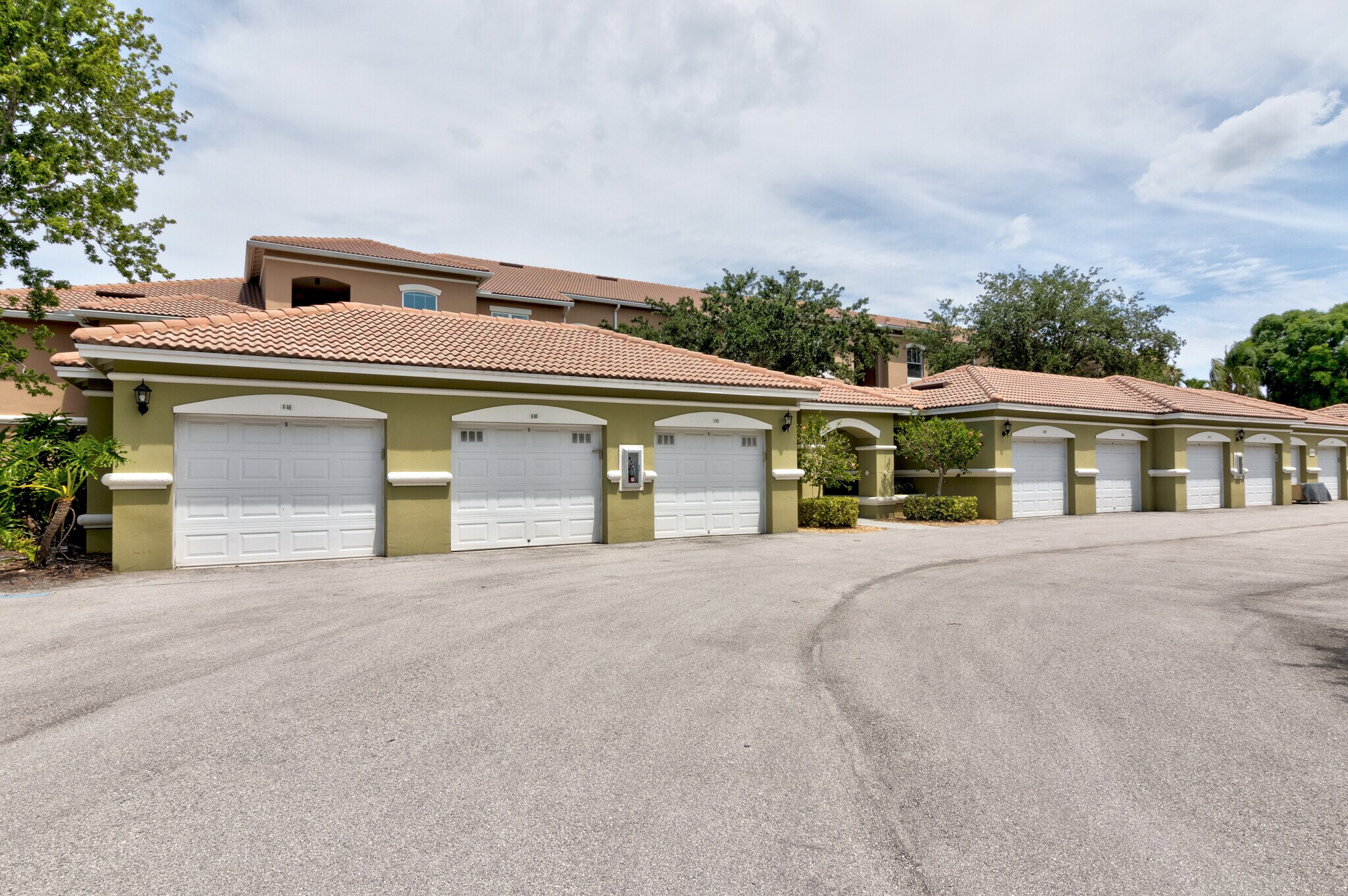 Building Photo - 5095 Fairways Cir