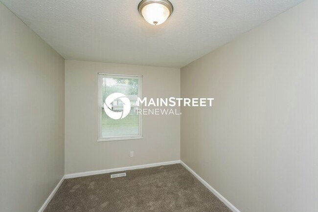 Building Photo - 3 Bedroom Pet-Friendly Home in Louisville, KY with Main Street Renewal