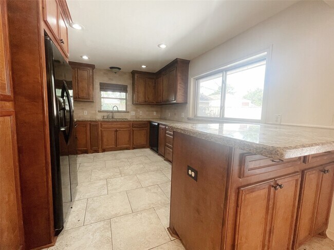Building Photo - 9655 Meadowcroft Dr