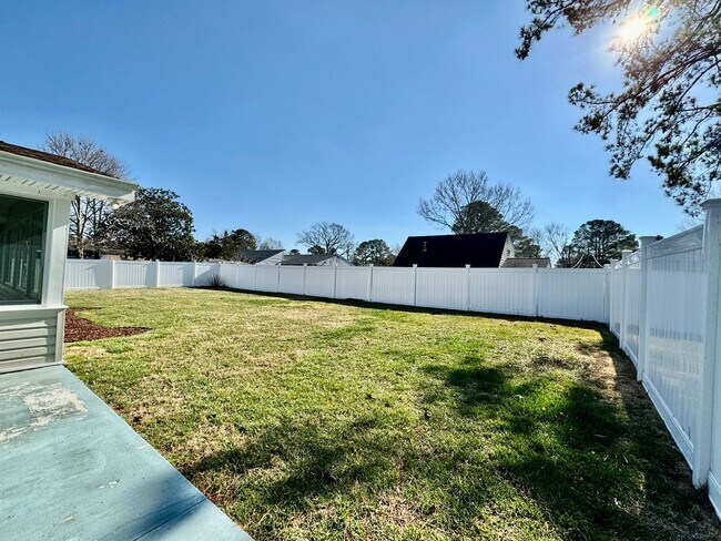 Building Photo - READY 08-26-25!! 3-Bedroom Ranch W/Fenced ...