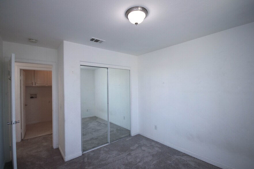 Building Photo - 2911 Spruce Ct