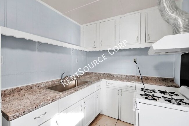 Building Photo - 1040-1042 Flora St