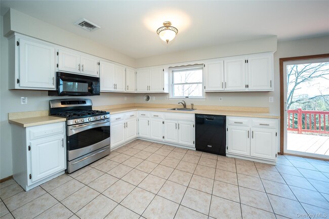 Building Photo - 62 Walter Dr