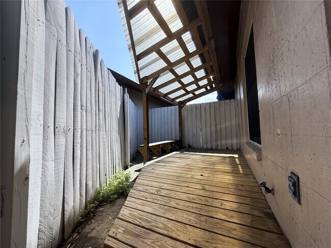 Building Photo - 5006 Parkhill Dr