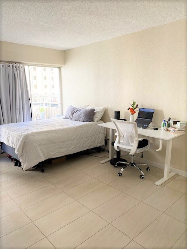 Building Photo - Studio near Waikiki Beach
