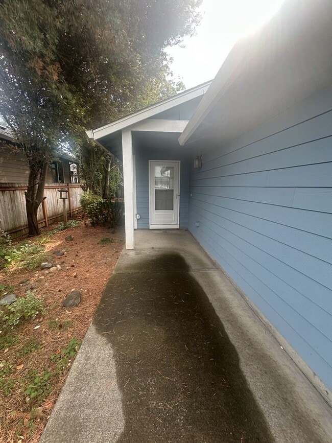 Building Photo - Three Bedroom Ranch in Orchards!