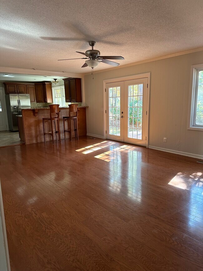Building Photo - 147 Pine Ridge Dr