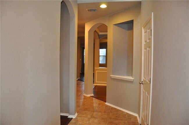Building Photo - 507 Las Colinas Dr