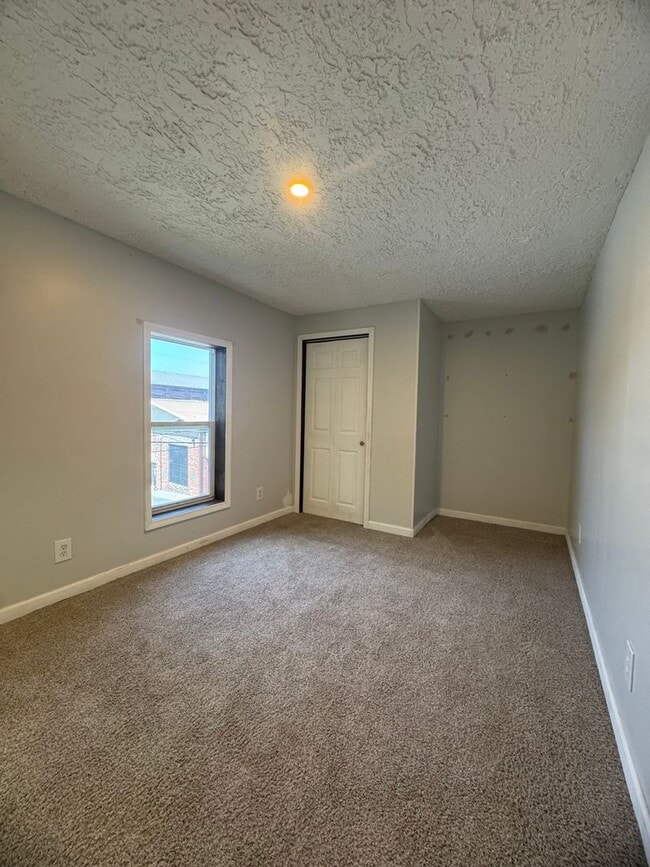 Building Photo - Spacious 3-4 Bedroom, 2 Bath Home for Rent...