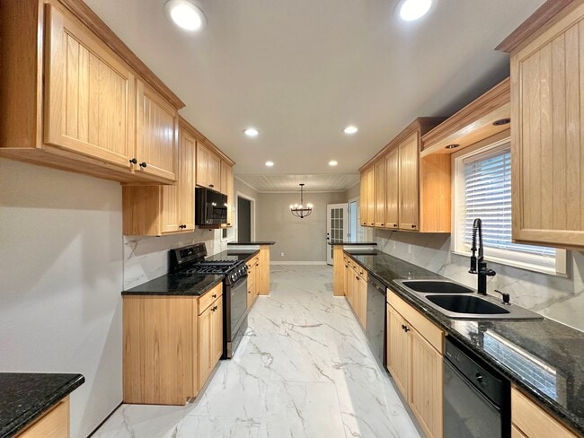 Building Photo - Charming Single-Story Brick Home Available! Whitehouse ISD!