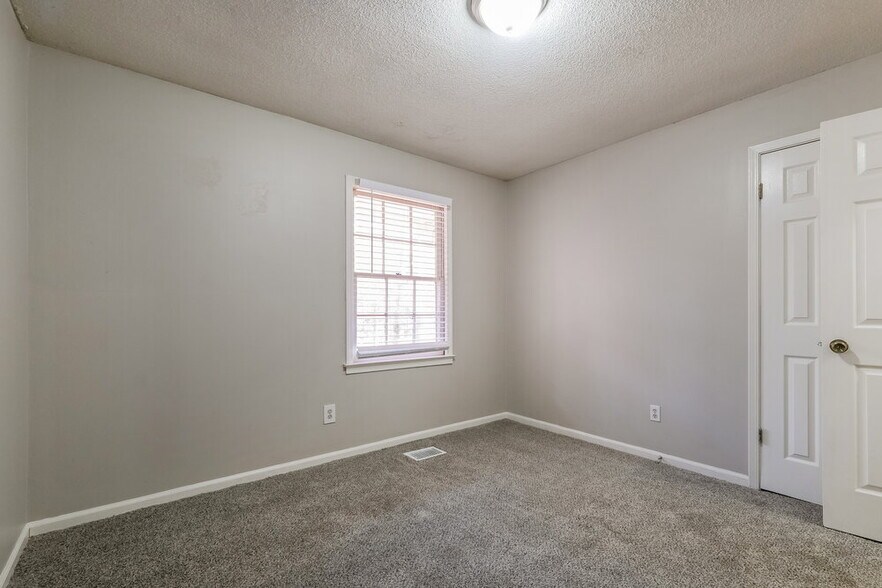 Building Photo - 2915 Winchester Dr