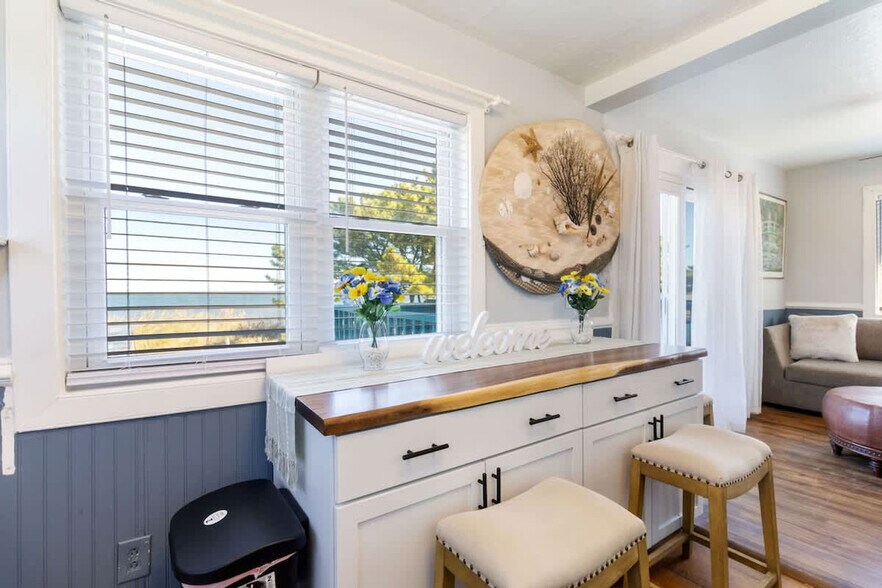 Building Photo - 9714 11th Bay St