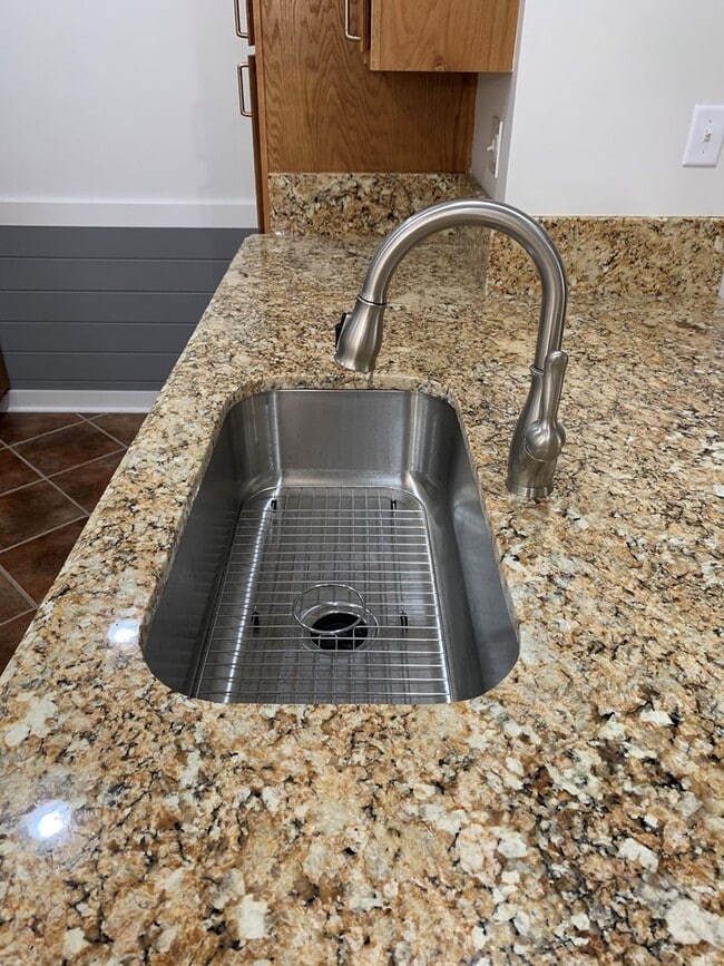 Building Photo - 2 Bedroom / 2 Bath Condo- ALL UTILITIES IN...