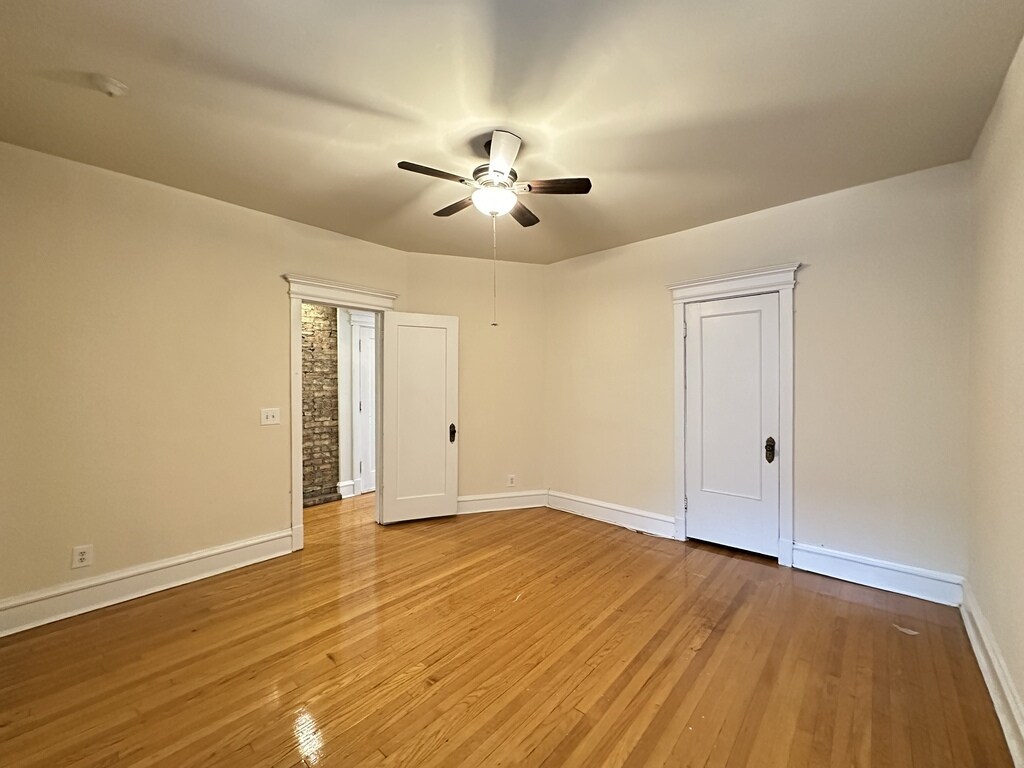 Building Photo - 4118 N Clarendon Ave