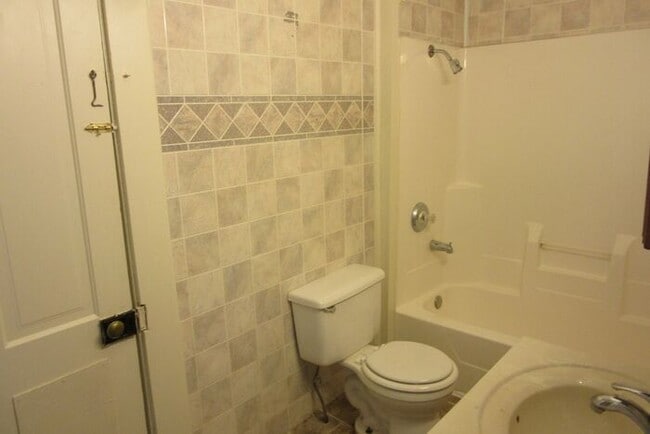 Building Photo - 2 Bedroom House with a Bonus Room
