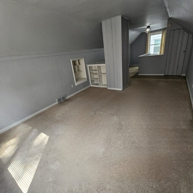 Building Photo - 3 Bedroom Bungalow w/ Hardwood Floors Clos...