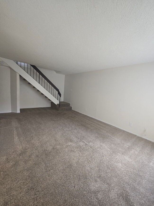 Building Photo - Auburn Green's 2 Bed 1 1/2 Bath