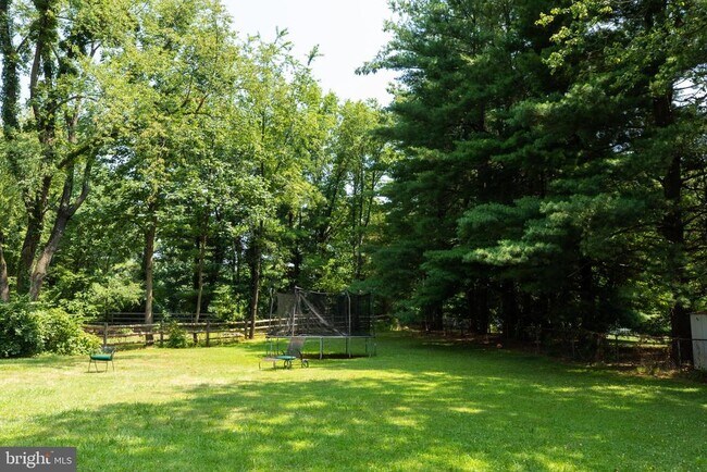 Building Photo - 2527 Lindley Terrace