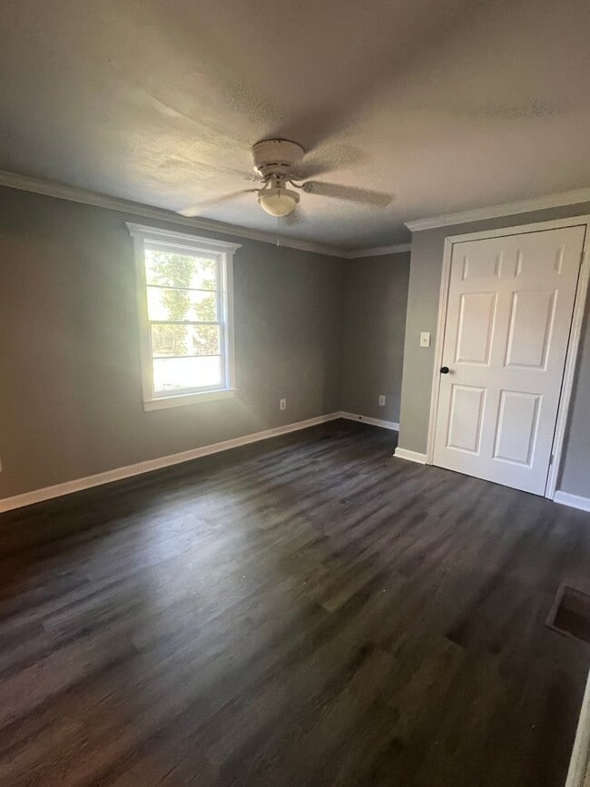 Building Photo - "Lake House Vibes"