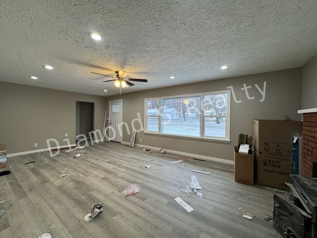 Building Photo - Large 4 bedroom - Completely Remodeled