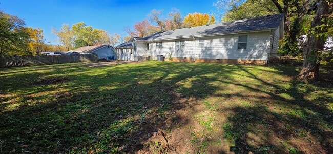 Building Photo - 3 Bedroom 2 Bath Carthage Stone Beauty! $1195