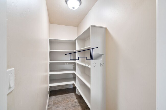Building Photo - Large Riverdale 4 Bedroom 3.5 Bathroom Tow...