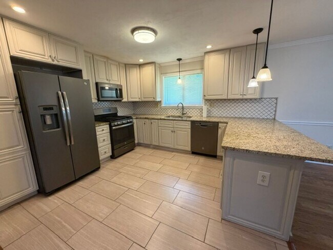 Building Photo - Beautiful 3 Bedroom 2 Bath with fenced in backyard