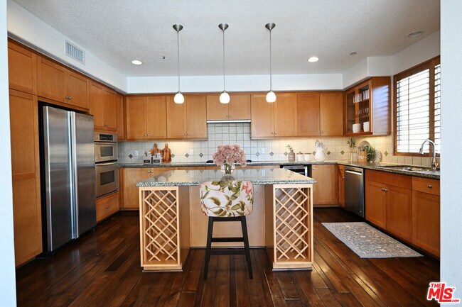 Building Photo - 5831 Seawalk Dr