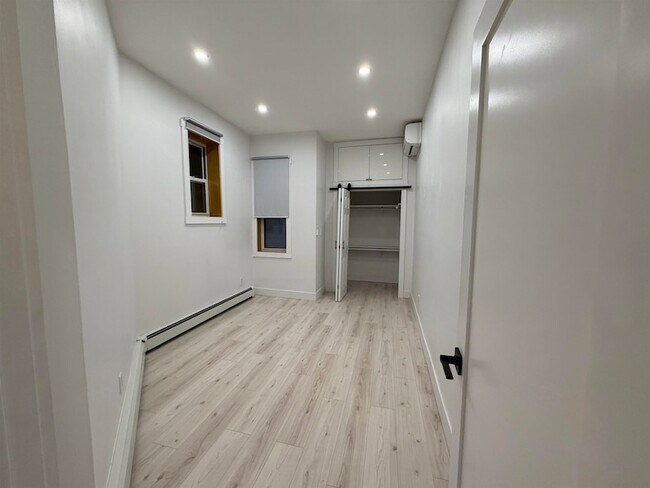 Building Photo - 202 28th St