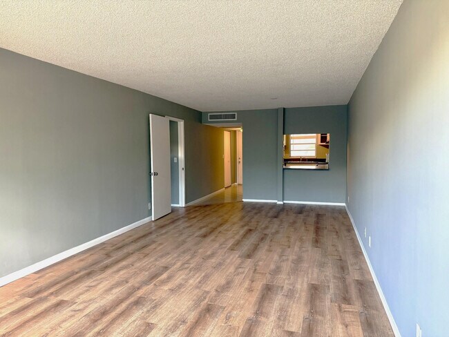 Building Photo - 9450 Live Oak Pl