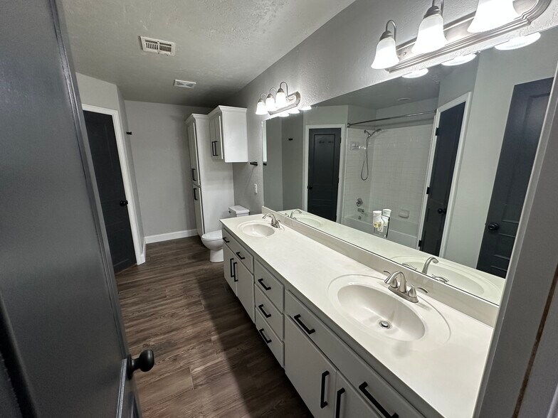 Building Photo - 13 Woodgate Dr