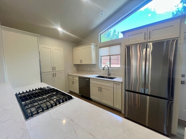 Building Photo - Unfurnished, 1-year long-term rental, Procure Only
