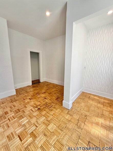 Building Photo - 8 Greylock Rd