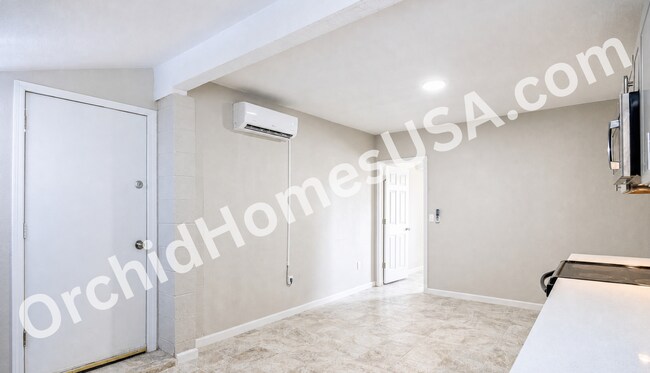 Building Photo - 516 N Roosevelt Ave