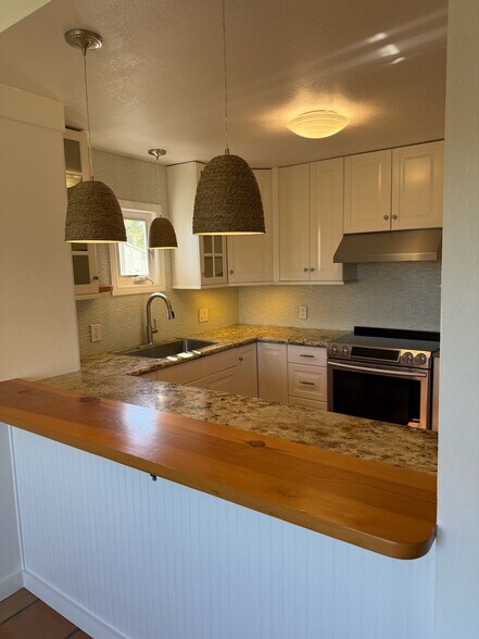 Building Photo - 2271 Edinburg Ave