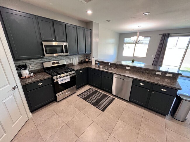 Building Photo - Central- FURNISHED 4 bedroom/ 3 bathroom h...