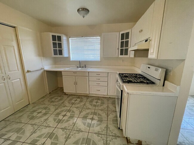 Building Photo - Victorville, 3 Bedroom, 2 Bathrooms, Large...
