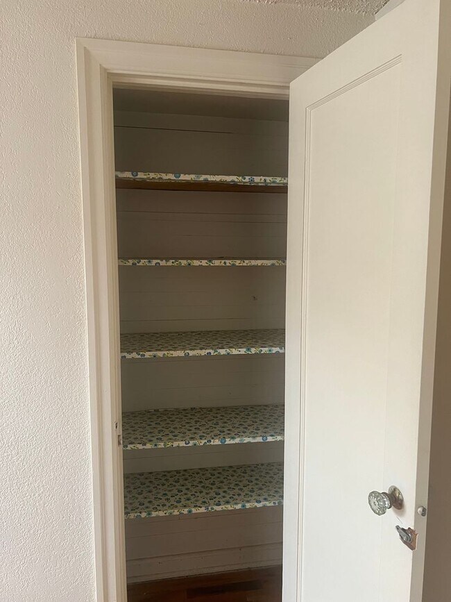 Building Photo - DwyW