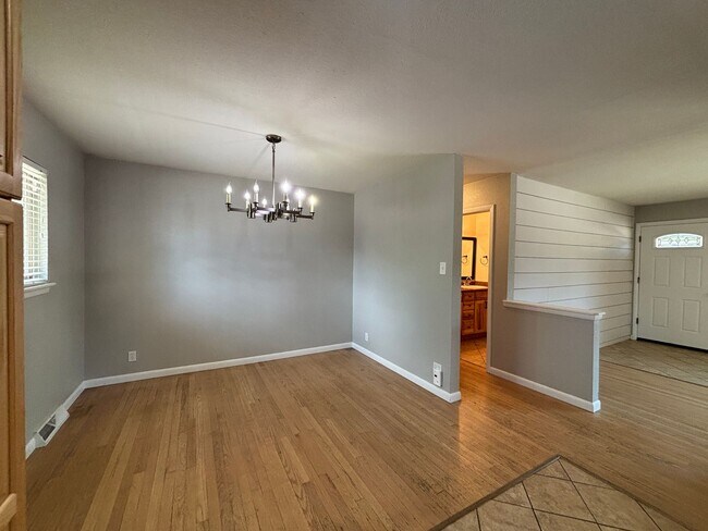 Building Photo - 3 Bed/2 Bath Ranch Home on Large Lot with Oversized Garage