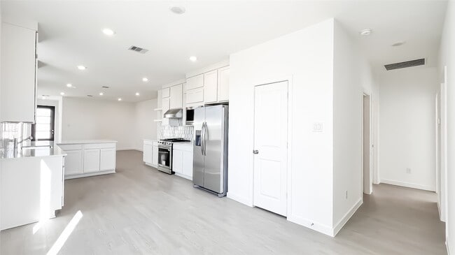 Building Photo - 27043 Blue Pool Dr