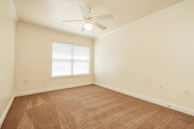 Building Photo - 748 Majestic Dr