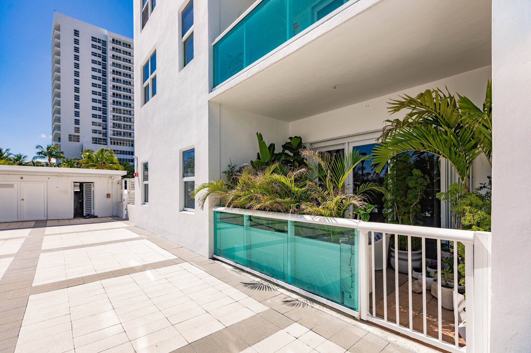 PATIO ON POOL LEVEL - 5001 Collins Ave