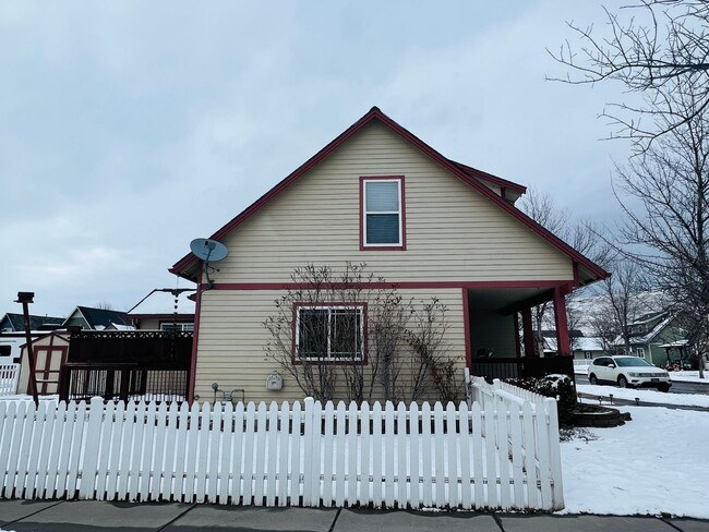 Building Photo - 3 Bed - 2 Bath - Fenced Yard