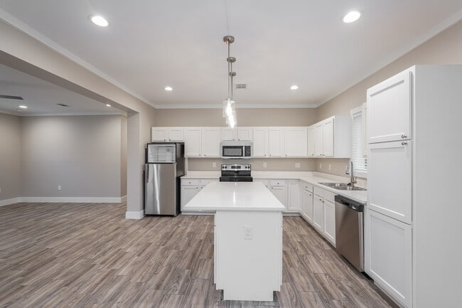 Building Photo - 9330 Crestview Dr