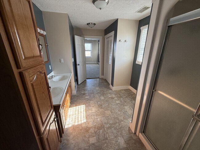 Building Photo - 595 E 700 N